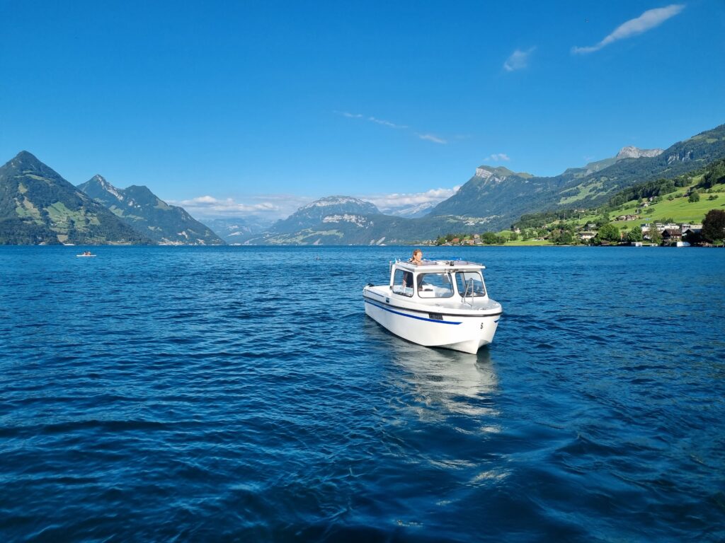 Tauchboot auf dem Vierwaldstättersee vor der Bergkulisse während einer Tauchsafari